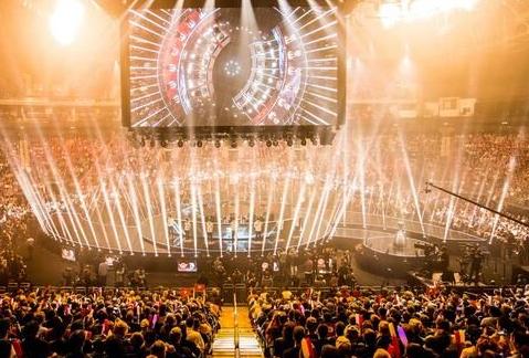 并探讨背后 并探讨背后